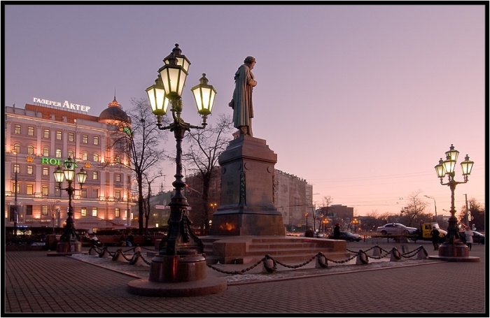 Памятник А.С.Пушкину. Вечер.