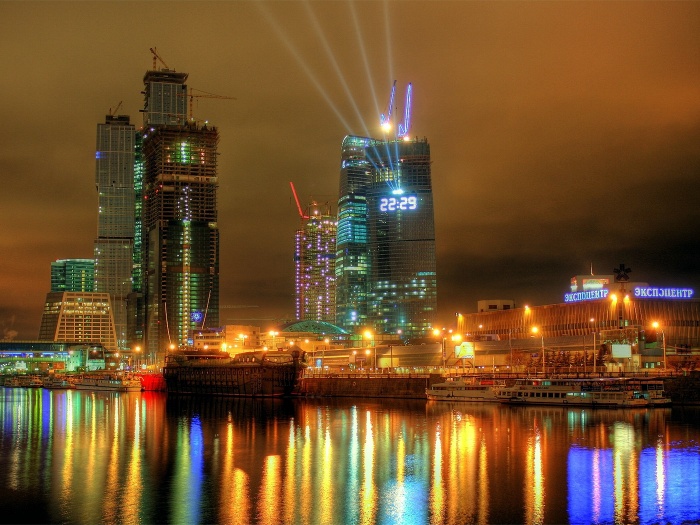 Река Москва у Экспоцентра ночью
