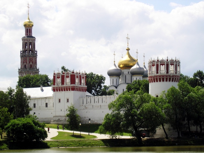 Новодевичий монастырь днём
